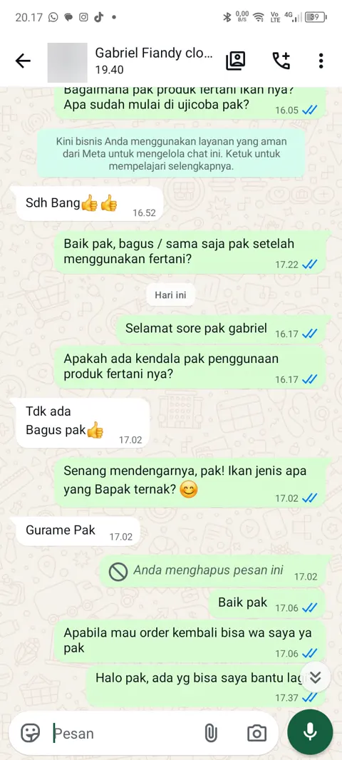 Chat WhatsApp: penjual bertanya apakah ada kendala memakai Fertani, pembeli menjawab tidak ada, bagus pak, dan menyebut ikannya gurame