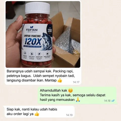 Chat pembeli: botol baru keluar dari kardus, dengan pesan: Barangnya udah sampai kak. Packing rapi, peletnya bagus. Udah sempet nyobain tadi, langsung disambar ikan. Mantap